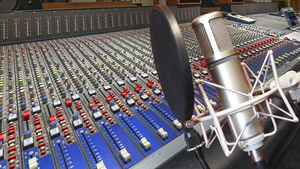 Mixing console and microphone