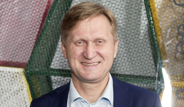«Пример для голодающих артистов»: Андрей Рожков из «Уральских пельменей» устроился заливать каток