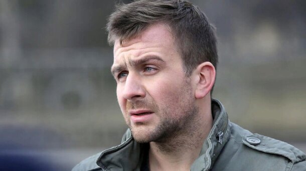 Васильев поразил даже режиссера «Ёлок 11»: зря актёра считали копией мрачного Семёнова из «Невского» Васильев поразил даже режиссера «Ёлок 11»: зря актёра считали копией мрачного Семёнова из «Невского»