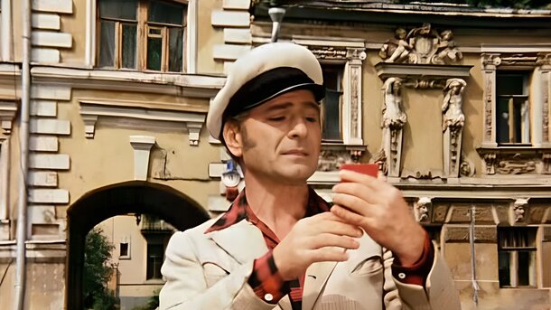 В фильме «12 стульев» нашли грубейший ляп: присмотритесь к кадру с дворником
