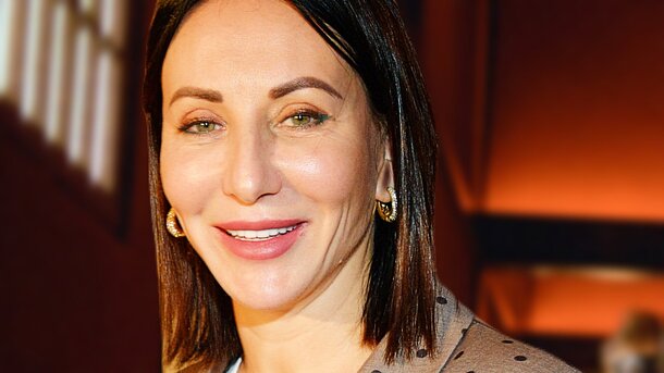 54-летняя Алика Смехова засветилась с сыном финалистки «Битвы экстрасенсов»