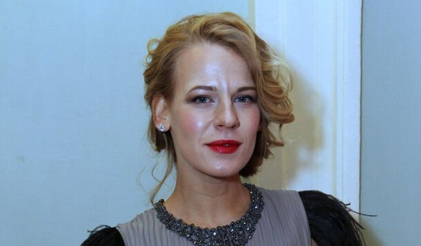 «Со съемок "Содержанок"?»: Александра Ребенок удивила соцсети образом строгой бизнес-леди