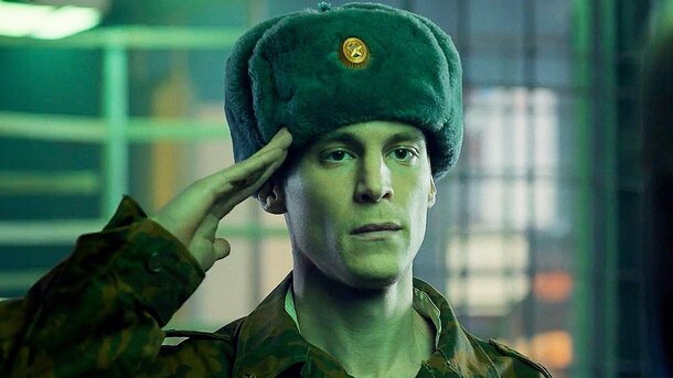 Кадр из сериала «Аутсорс» (2025), Иван Янковский