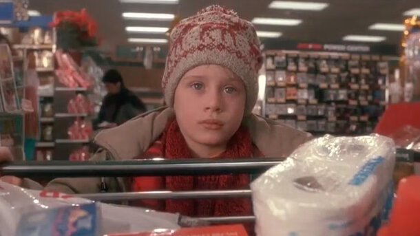 Насколько подорожали покупки Кевина из «Один дома» в магазине за 35 лет? В 2025 году такой фильм превратился бы в хоррор