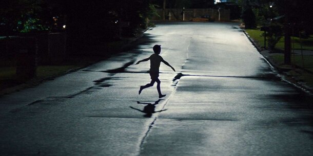 Намекнули прямым текстом, а поняли не все: скрытая деталь в титрах «Орудия» переворачивает смысл ужастика с ног на голову