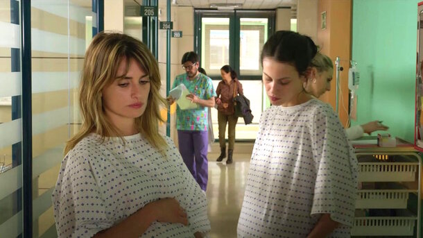 Still from the movie 'Parallel Mothers" (2021)