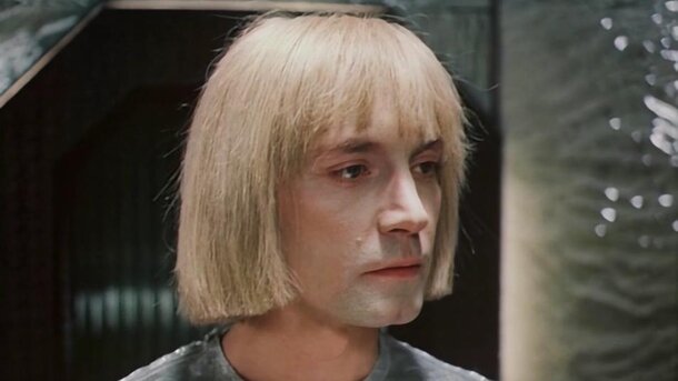 Помните робота Вертера из «Гостьи из будущего»? Этот герой пришел в советский детский фильм из западного кино 18+