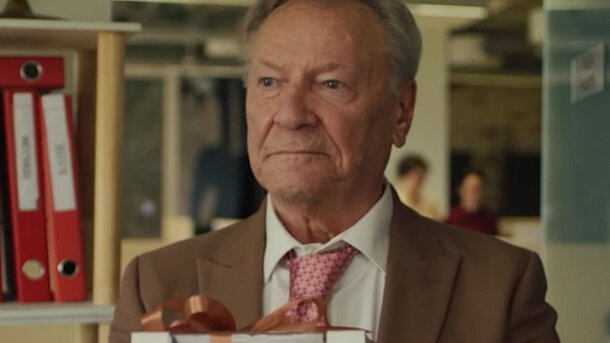 «Вам чего, дедушка?» Сергей Шакуров устраивает карьерный переворот в фильме «Стажер по-русски» — премьера 25 декабря на Premier «Вам чего, дедушка?» Сергей Шакуров устраивает карьерный переворот в фильме «Стажер по-русски» — премьера 25 декабря на Premier