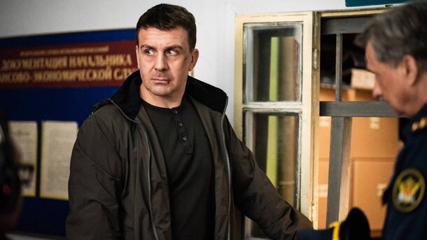 «В его жизни — война и тюрьма»: в своем новом сериале Антон Васильев радикально поменяет амплуа — забудьте Семенова из «Невского»
