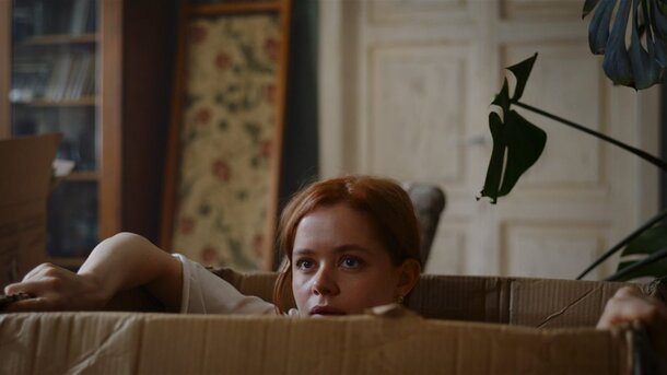 «Пересматриваю в 4-й раз»: голый Антон Васильев, звезда «Аутсорса» и Sci-Fi – в этот свежий ромком влюбились даже хейтеры российского кино