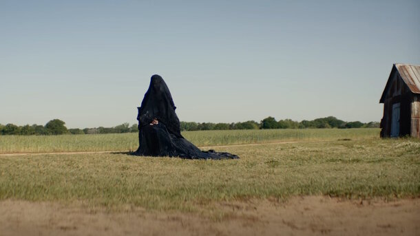 Still from the movie 'The Woman in the Yard' (2025)