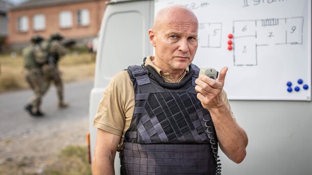 Кадр из сериала «Спецы»