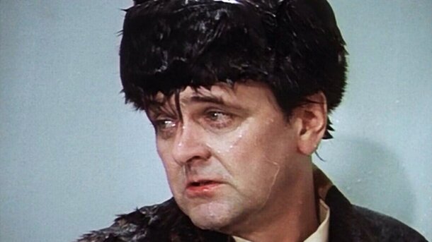 Роскошную шапку Ипполита из «Иронии судьбы» узнают многие: но вспомните ли вы 5 других фильмов СССР по головным уборам? (тест) Роскошную шапку Ипполита из «Иронии судьбы» узнают многие: но вспомните ли вы 5 других фильмов СССР по головным уборам? (тест)