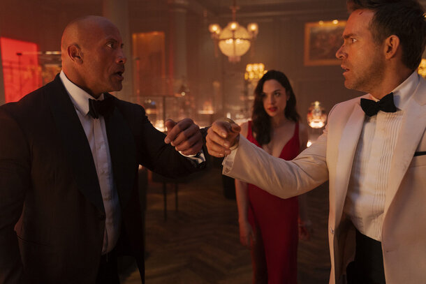 320 млн долларов и всего 14% на Rotten Tomatoes: 5 самых дорогих фильмов Netflix, и №1 — это провал Кадр из фильма «Красное уведомление»