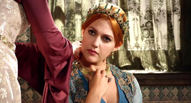 «Счастливая женщина принимает все этапы»: почему Узерли «перекроила» лицо после «Великолепного века» — объясняет психолог
