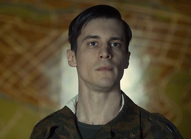 «Будто смотрю продолжение "Аутсорса"»: в тюрьме из «Фишера 2» нашли важный намек Кадр из сериала «Аутсорс»