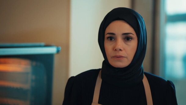 Озгю Намал в сериале «Красные бутоны»