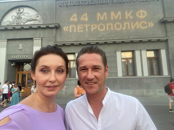 Совсем не Акиньшина: обомлеете, увидев жену Мэлса из «Стиляг» Совсем не Акиньшина: обомлеете, увидев жену Мэлса из «Стиляг»