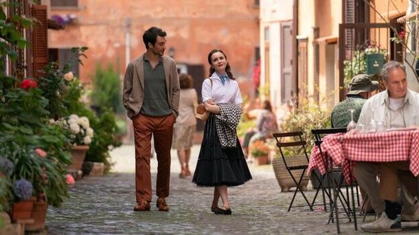 На экране такая крошка, но это только иллюзия: какой настоящий рост у звезды «Эмили в Париже» Лили Коллинз Кадр из сериала «Эмили в Париже»