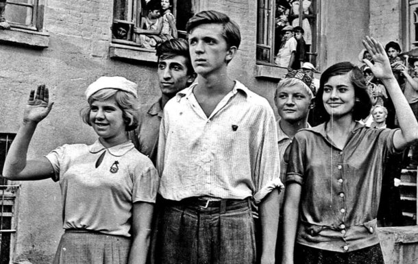 Советский фильм об ужасах войны 15 лет считали запрещенным: зато сейчас его сравнивают с «Я шагаю по Москве» Кадр из фильма «До свидания, мальчики»