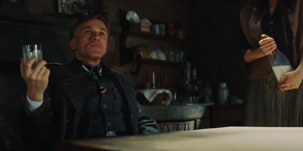 Этот предмет в кино обычно дают отпетым негодяям: заметили его в руках Ланды из «Бесславных» и Антона Чигура (речь не про пистолет) Этот предмет в кино обычно дают отпетым негодяям: заметили его в руках Ланды из «Бесславных» и Антона Чигура (речь не про пистолет)