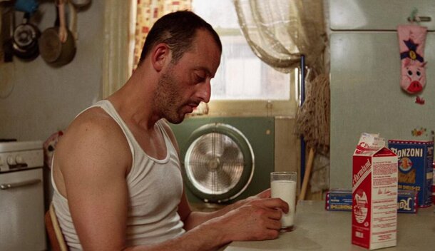 Этот предмет в кино обычно дают отпетым негодяям: заметили его в руках Ланды из «Бесславных» и Антона Чигура (речь не про пистолет) Этот предмет в кино обычно дают отпетым негодяям: заметили его в руках Ланды из «Бесславных» и Антона Чигура (речь не про пистолет)