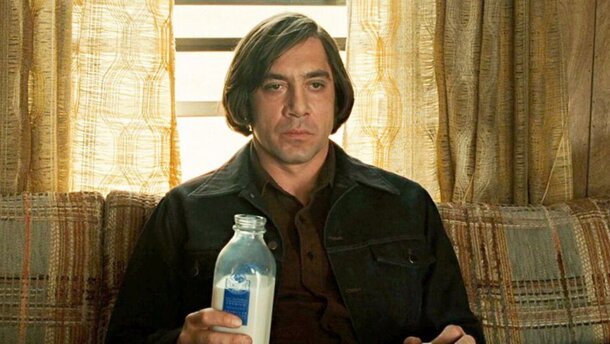 Этот предмет в кино обычно дают отпетым негодяям: заметили его в руках Ланды из «Бесславных» и Антона Чигура (речь не про пистолет) Этот предмет в кино обычно дают отпетым негодяям: заметили его в руках Ланды из «Бесславных» и Антона Чигура (речь не про пистолет)