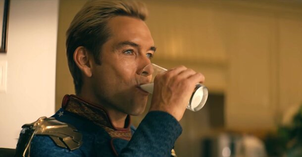 Этот предмет в кино обычно дают отпетым негодяям: заметили его в руках Ланды из «Бесславных» и Антона Чигура (речь не про пистолет) Этот предмет в кино обычно дают отпетым негодяям: заметили его в руках Ланды из «Бесславных» и Антона Чигура (речь не про пистолет)