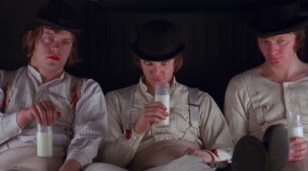 Этот предмет в кино обычно дают отпетым негодяям: заметили его в руках Ланды из «Бесславных» и Антона Чигура (речь не про пистолет) Этот предмет в кино обычно дают отпетым негодяям: заметили его в руках Ланды из «Бесславных» и Антона Чигура (речь не про пистолет)