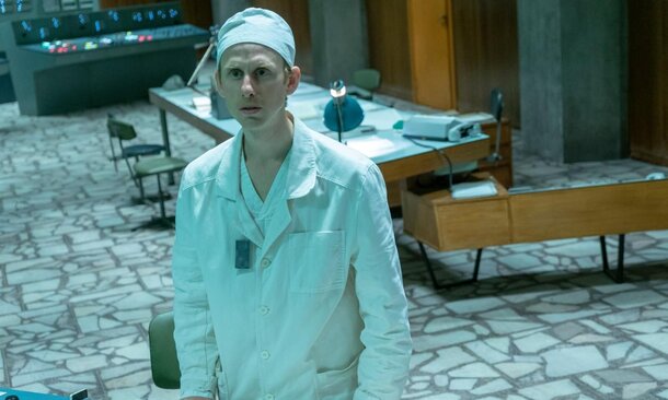 Эксперты назвали лучшие драматические мини-сериалы за всю историю: в топ ворвалась новинка Netflix 2025 года с рейтингом 8,2 Кадр из сериала «Чернобыль»