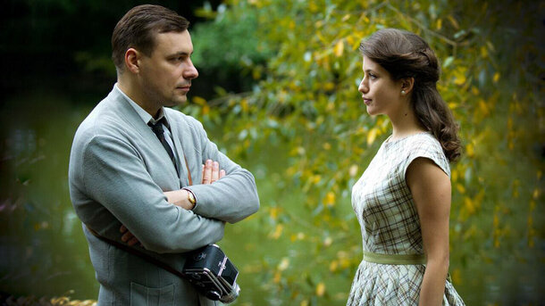 Раньше даже отношения были другими: 3 сериала, похожих по духу на «Любовь Советского союза» Евгений Цыганов и Анна Чиповская в сериале «Оттепель»