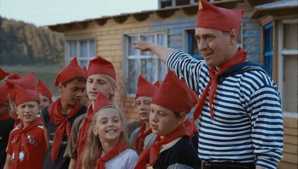 Соскучились по школьной жизни? Эти 4 фильма о летних лагерях помогут притвориться детьми на каникулах Кадр из фильма «Каникулы строгого режима»