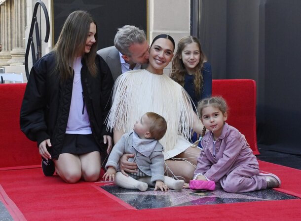 Gal Gadot Secures an Honor that Still Eludes Leonardo DiCaprio still from the ceremony of getting a star on the Hollywood Walk of Fame
