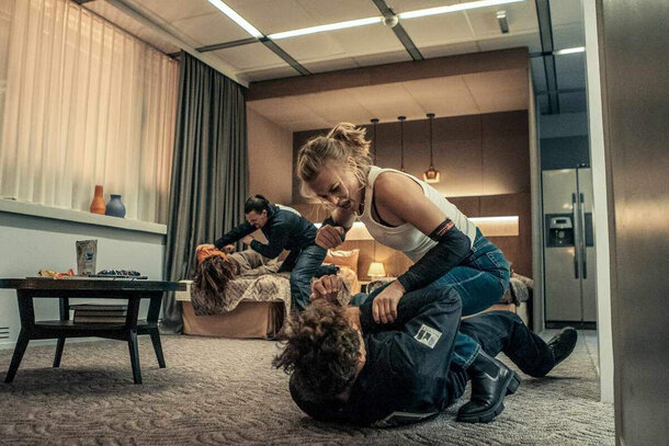 Эстетика «Взрывной блондинки» и приемы «Джека Ричера»: боевик Netflix «Вне юрисдикции» оказался сильнее, чем ожидали Кадр из фильма «Вне юрисдикции»