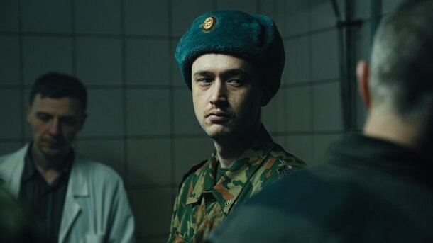 Звезда «Аутсорса» признался, как искал юмор в кадре: «Мы снимали комедию» Кадр из сериала «Аутсорс»