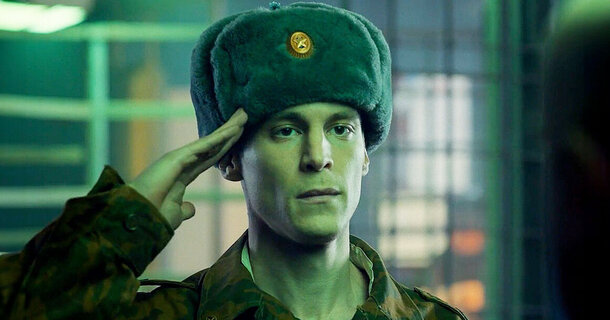 Увидеть его невозможно: в сериале «Аутсорс» допустили ляп — внимание на сцену со свадьбой Иван Янковский