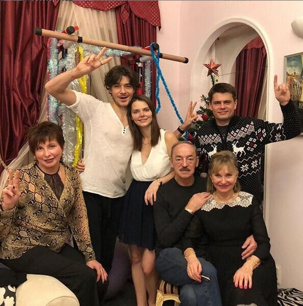 Рядом с моложавой Луппиан как дедушка: ахнете, увидев Боярского без шляпы Рядом с моложавой Луппиан как дедушка: ахнете, увидев Боярского без шляпы