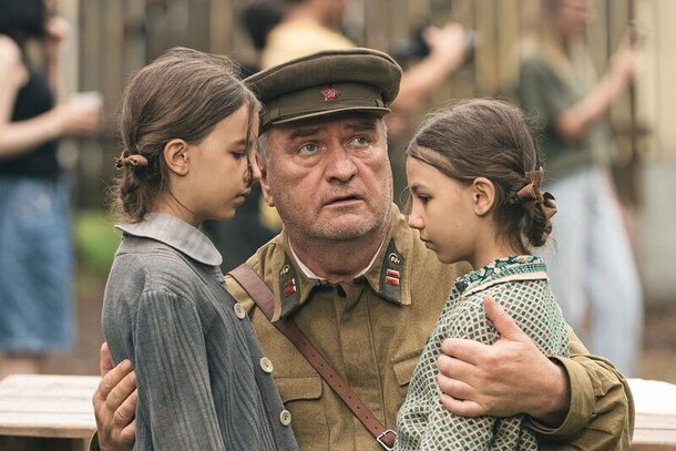 Лента сына Харатьяна со звездой «Первого отдела» произвела фурор в Казахстане: никто не мог сдержать слез Кадр из фильма «Каруза»