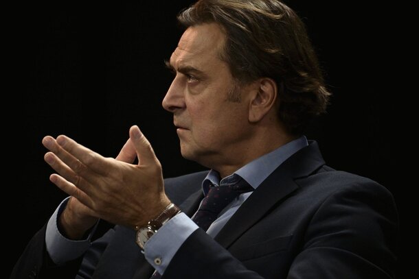 В 2023 году эта история наделала много шума: в основе российского триллера – реальное громкое дело Андроновой, у которой украли голос в век ИИ «Синтетика»