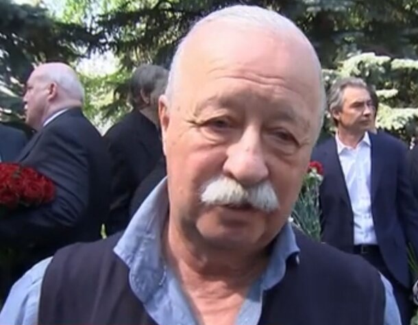 Якубович совсем сдал, оплакивая личную трагедию: можно узнать только по усам Якубович совсем сдал, оплакивая личную трагедию: можно узнать только по усам