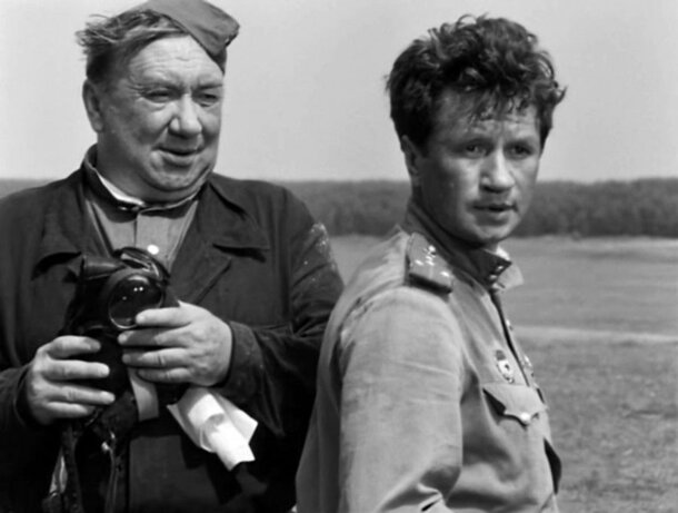 Сейчас этот советский фильм о войне с рейтингом 8,7 называют лучшим: а ведь в СССР его не разрешали снимать Кадр из фильма «В бой идут одни "старики"»