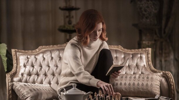 Эксперты назвали лучшие драматические мини-сериалы за всю историю: в топ ворвалась новинка Netflix 2025 года с рейтингом 8,2 Кадр из сериала «Ход королевы»