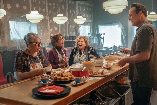 «Ешь, молись, люби», только без побега на Бали: Netflix выпустил кулинарную драмеди «Бабули» — посмотрите и будете просить добавку Кадр из фильма «Бабули»