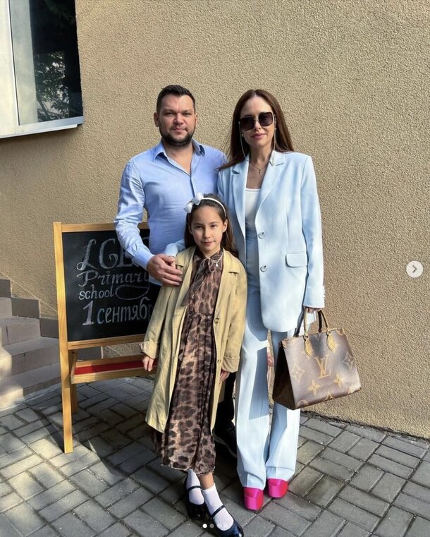 Сменила имя, помалкивала о национальности: реальную фамилию красотки из «Уральских пельменей» мало кто слышал Сменила имя, помалкивала о национальности: реальную фамилию красотки из «Уральских пельменей» мало кто слышал