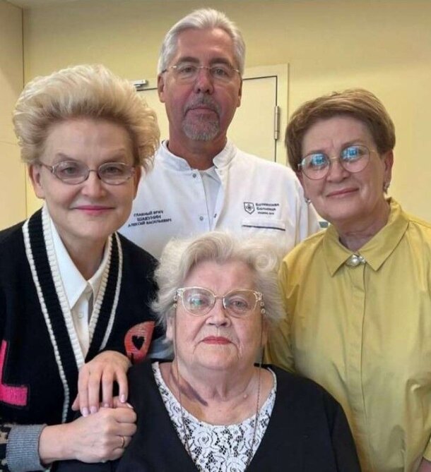 Невероятно похожи: Малышева показала брата-близнеца и восхитила народ Невероятно похожи: Малышева показала брата-близнеца и восхитила народ