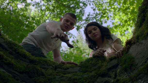Лучшие мини-сериалы от Netflix: топ-4 увлекательные истории, от которых захватывает дух (справитесь за выходные) Кадр из сериала «В её глазах»