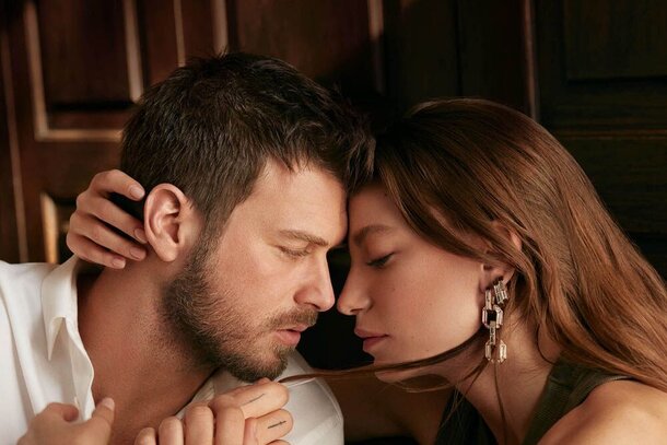 Серенай Сарыкая и Кыванч Татлытуг в сериале «Семья»