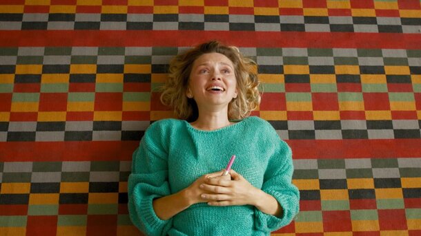 На этой неделе фаворитами ИВИ стали 3 проекта: что удивительно, на 2 месте оказалась военная драма «Август» Кадр из сериала «Интересное положение»