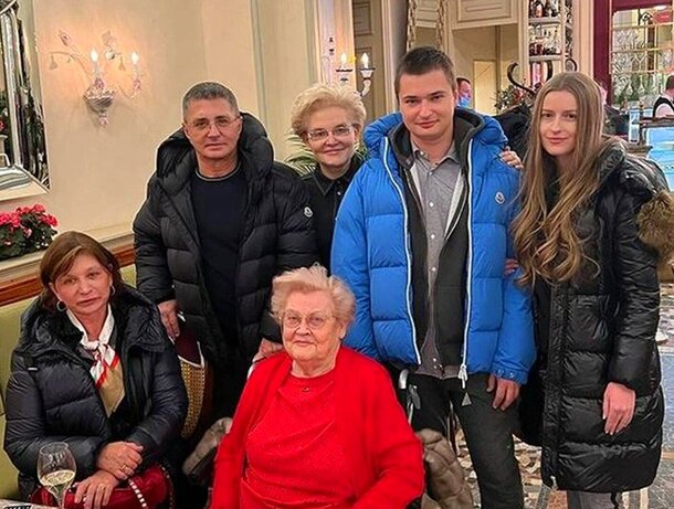 Сдала Малышева: Мясников наконец перестал скрывать жену и сына от россиян Сдала Малышева: Мясников наконец перестал скрывать жену и сына от россиян