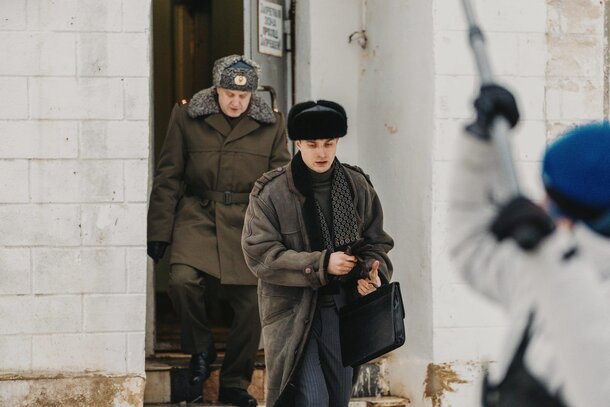 Пять неожиданных фактов о сериале «Аутсорс» с Янковским: вот на что пришлось пойти актерам и съемочной команде Кадр из сериала «Аутсорс»